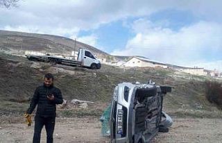 Virajı alamayan otomobil takla attı: 1’i ağır...