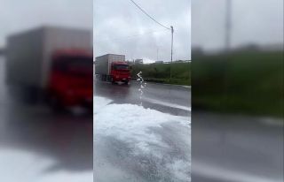 Yağmurla birlikte Tuzla’da yollar köpükle kaplandı