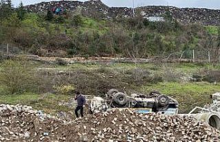 Yaklaşık 70 metre yuvarlanan çöp kamyonundan dışarıya...