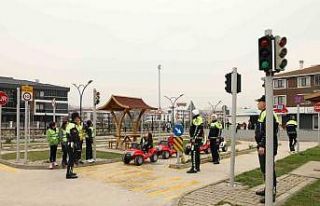 Yalova’da öğrencilerin trafik eğitimi eğlenceye...