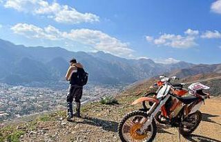 Yanan alanlara motorları ile çıkıp tohum topları...