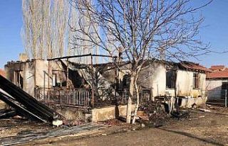 Yanan müstakil ev kullanılamaz hale geldi