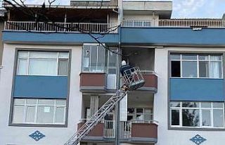 Yangına müdahale eden itfaiyenin merdiveni düştü