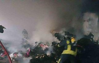 Yardım malzemelerinin bulunduğu depoda yangın çıktı