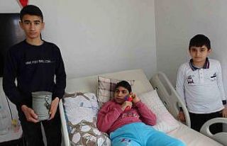 Yaşları küçük ama gönülleri büyük, kumbaralarını...