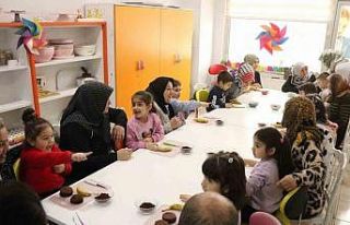 Yaşlı bireyler torunlarıyla buluştu mutfakta hünerlerini...