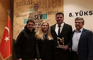 Yaşlı depremzedeye botlarını giydiren Merzifonlu...