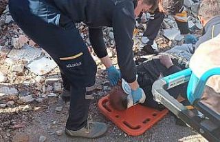 Yıkılan binaların fotoğrafını çekmek isterken...