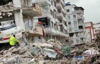 Yıkım ekibinin Türk bayrağı hassasiyeti