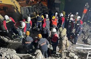Yıkıntıların arasından 9 vatandaşı sağ kurtaran...