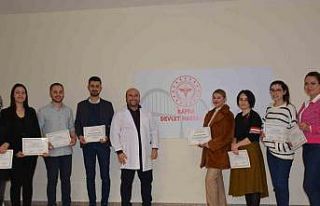 Yoğun bakım hemşireleri sertifikalarını aldı