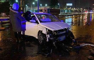 Yol çalışması olan bölgede otomobiliyle beton...