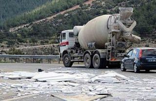 Yola savrulan mermer parçaları trafiği aksattı