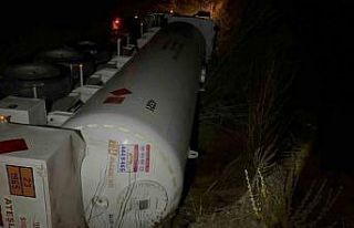 Yoldan çıkan akaryakıt tankeri yan yattı