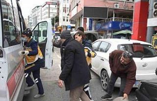 Yolun karşısına geçerken kamyonet çarptı