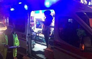 Yolun karşısına geçmek isteyen çocuğa araç...