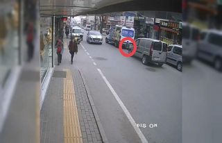 Yolun karşısına geçmek isteyen çocuğa otomobil...