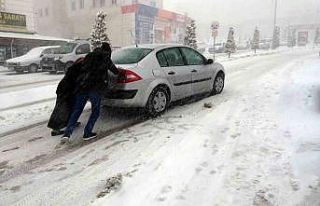 Yozgat’ta yoğun kar yağışı sürücülere zor...