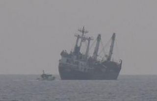 Yük gemisindeki yükler kaydı, gemi yana doğru...