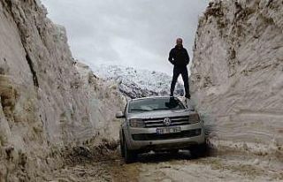 Yüksekova’da 5 metreyi bulan kar tünelleri