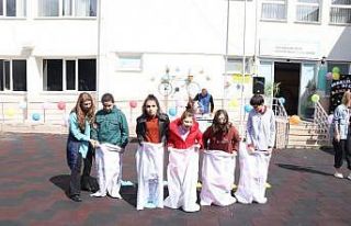 Yüzlerindeki tebessüm oldular