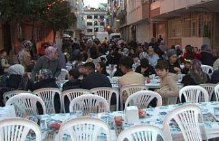 Zeytinburnulular sokak iftarında bir araya geldi