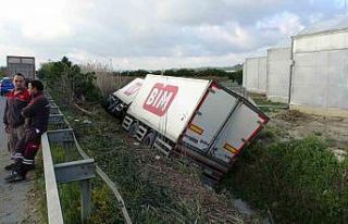Zincir markete ait tır bariyerleri aşıp devrildi