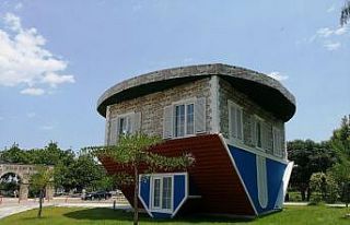 Ziyaretçilerinin adeta başını döndüren ters...