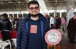 13 yıldır kaligrafi sanatını icra ediyor