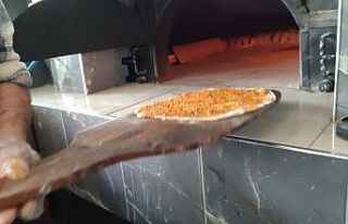 250 yıllık tuğlalardan geleneksel fırın yaptı