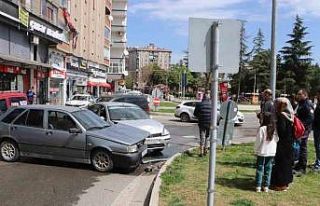 2 otomobil kavşakta çarpıştı: 1 yaralı