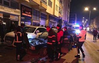 3 otomobile çarpan sürücü olay yerinden kaçtı