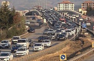 43 ilin geçiş güzergahında trafik kilit: Tatilciler...