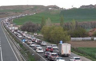 43 ilin geçiş noktasında trafik yoğunluğu: Sürücülerin...