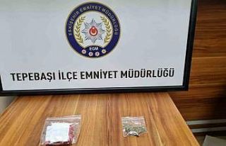 7 Suçtan aranan 2 şahıs uyuşturucu madde ile yakayı...