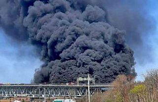 ABD’de otomobille çarpışan yakıt tankeri alev...