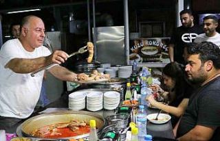Adanalılar iftar sonrası yöresel lezzetlere talep...