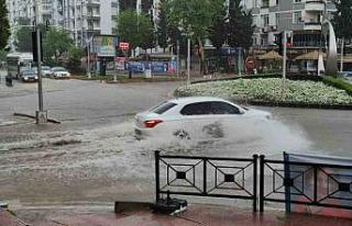 Adana’yı esir alan yağmur tarım arazilerine etki...