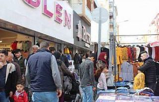 Afyonkarahisar’da kurulan bayram pazarında Arife...