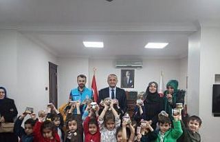 Afyonkarahisar’da minikler kumbaralarını bağışladı