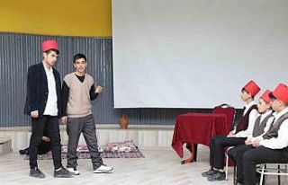 Ağrı’da öğrencilerden İngilizce tiyatro gösterisi