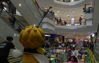 Aileler bayramda alışveriş merkezi ve lunaparkın...