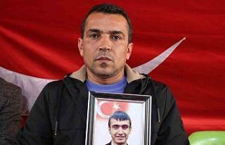 Ailelerin HDP il binası önündeki evlat nöbeti...