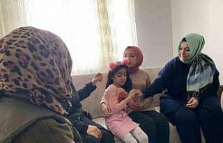 AK Parti milletvekili adayı Çelik, depremzede aileleri...