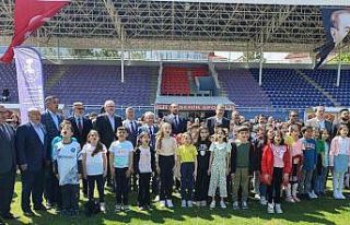 Akşehir Belediyesi’nden çocuklara bayram şenliği