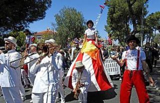 Alaçatı Ot Festivalinde renkli kortej