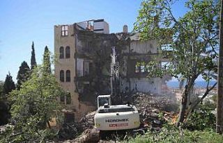 Alanya’da riskli yapıların yıkımı devam ediyor