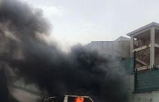 Alev alev yanan otomobil hurda yığınına döndü