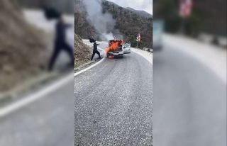 Alev alev yanan otomobili ceketi ile söndürmeye...