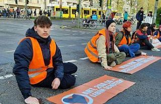 Almanya’da iklim aktivistleri ellerini asfalta yapıştırdı